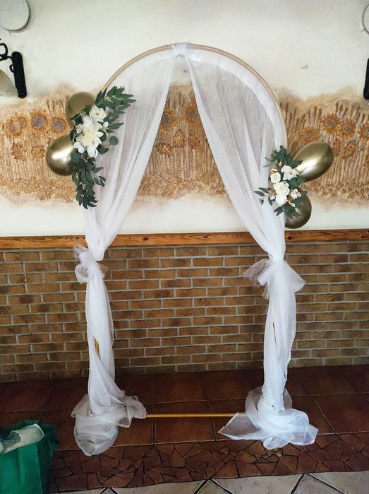 Łuk dekoracyjny na ślub chrzciny