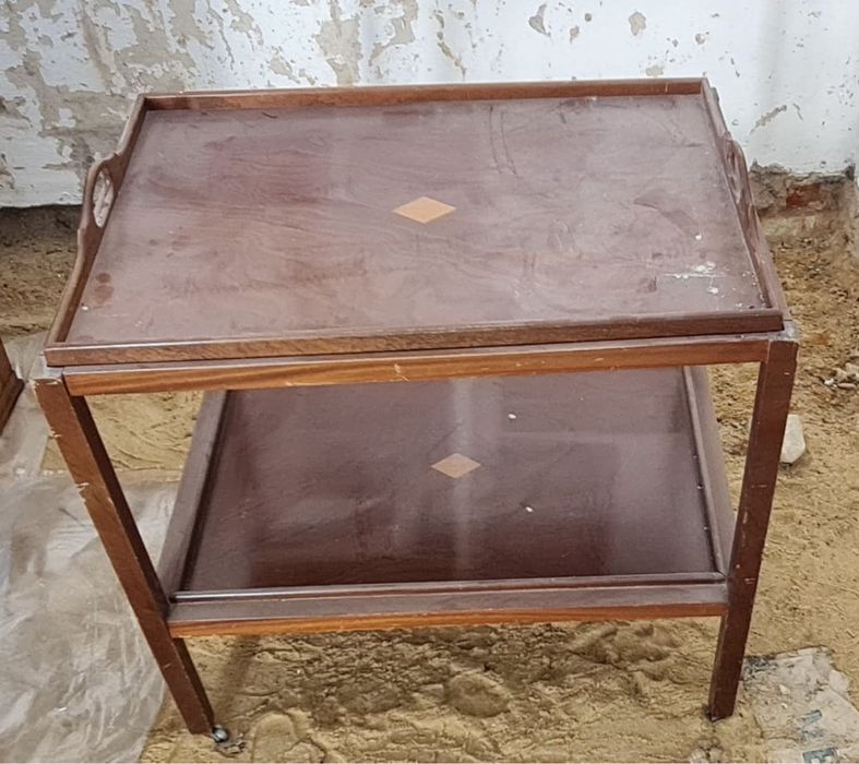 Mesinha de apoio com tabuleiro