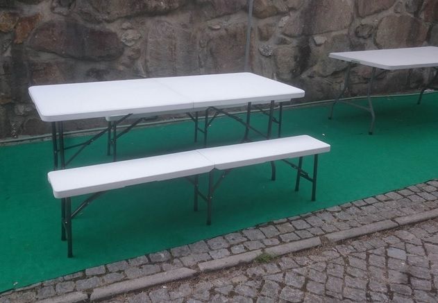 Rectangular table with foldable legs64585176789889121