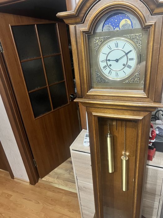 Напольний годинник