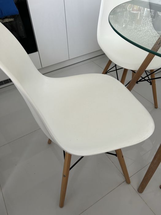 4 biale plastikowe solidne krzesla  do kuchni, jadalni komplet