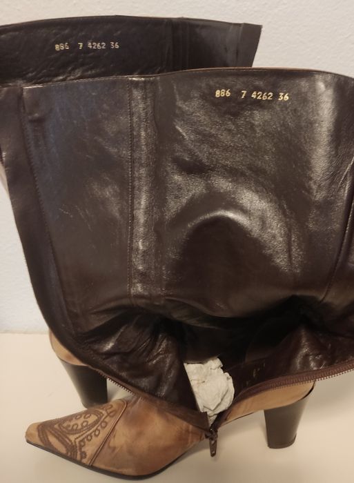 Botas em pele de mulher