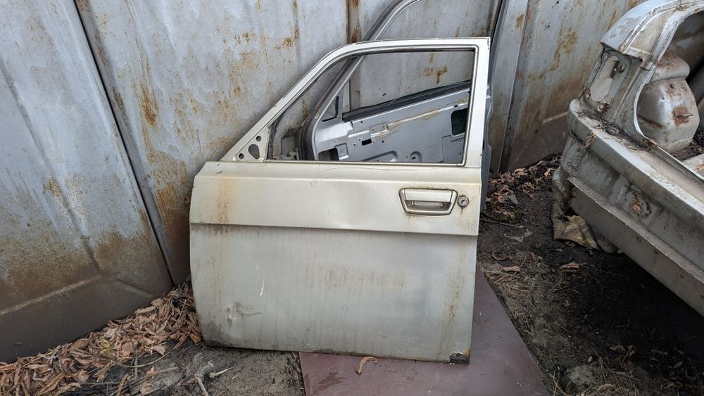 Кришка багажника газ 31105 газовий балон двері передні задні Волга