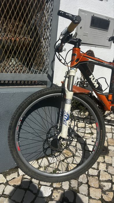 Biclicleta KTM carbono