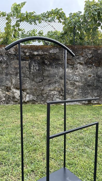 Estante/cabideiro de pé em metal preto