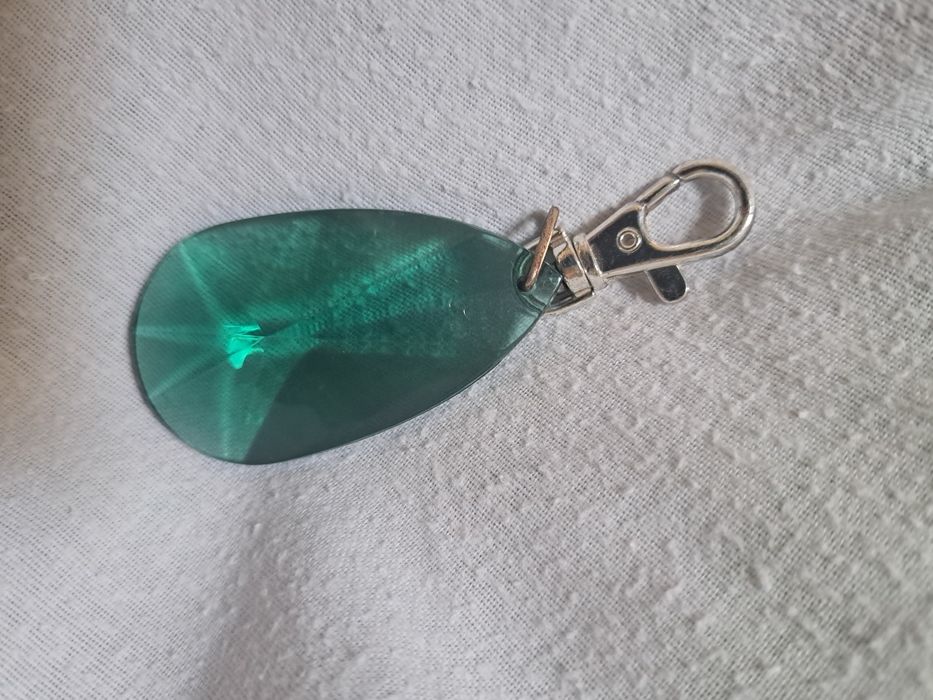 H&M porta-chaves chaveiro verde turquesa cristalino e reflexos de luz