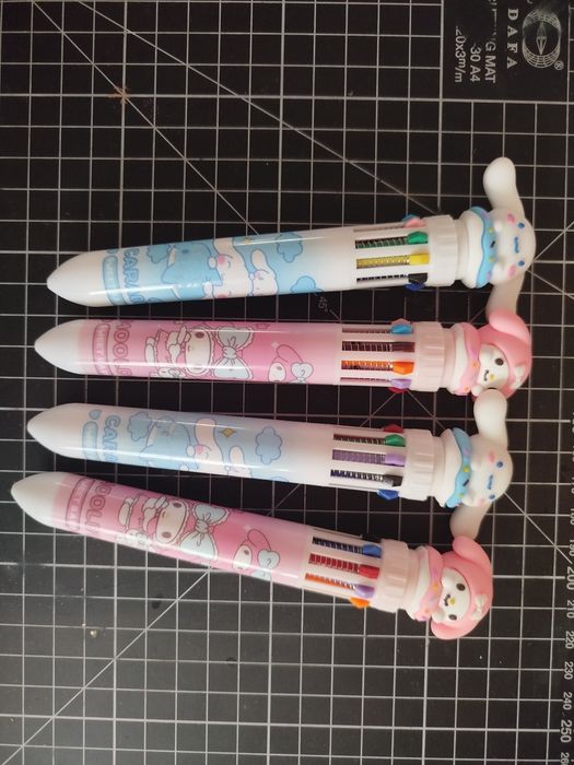 Різнокольорова ручка Sanrio