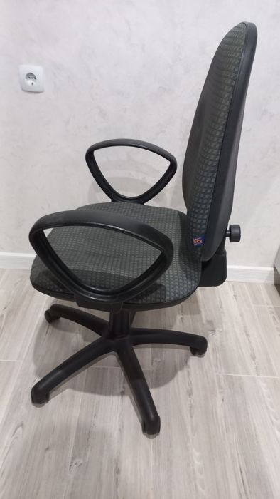 Продам комп'ютерне крісло