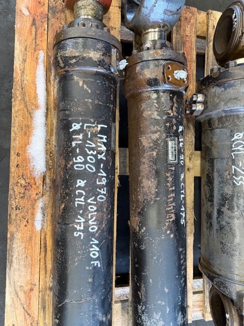 Volvo L 110 F/L120F USED HYDRAULIC CYLINDER komplqetbsiłowników do ładowarki