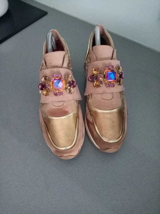 Sapato / sapatilha número 39, dourada da marca MLV