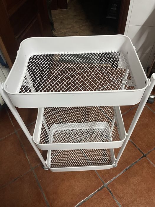 Prateleiras para arrumção em bom estado