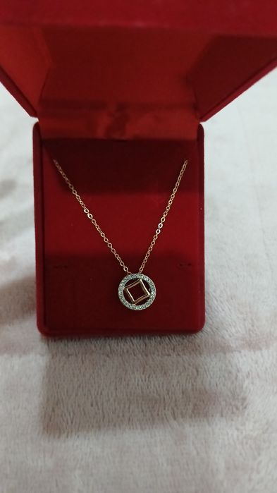 colar dourado com brilhantes