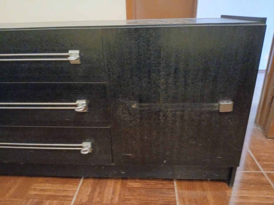 Aparador preto com 3 gavetas e 1 porta