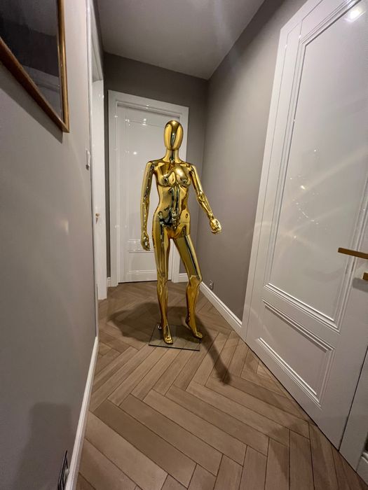 Nowy złoty manekin damski