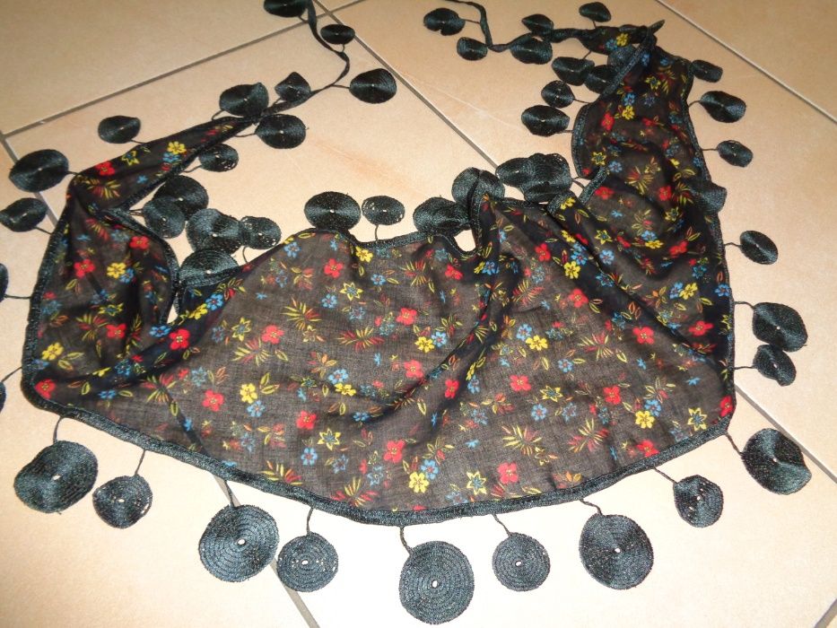 niepowtarzalna trójkątna owalna chusta apaszka z okrągłymi frędzlami