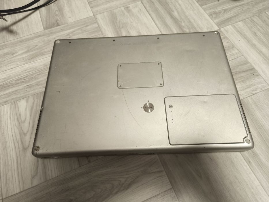 Apple PowerBook G4
Комп'ютер