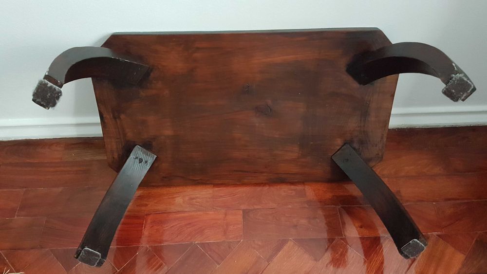 Mesa decorativa de madeira maciça