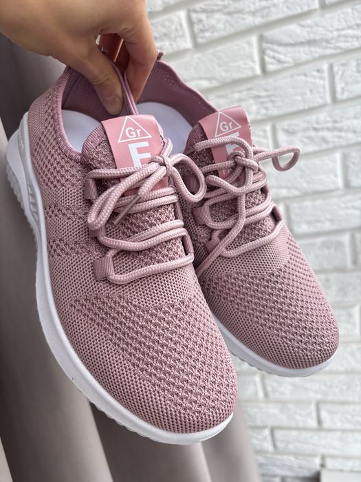 Розпродаж! Кросівки жіночі 39-40