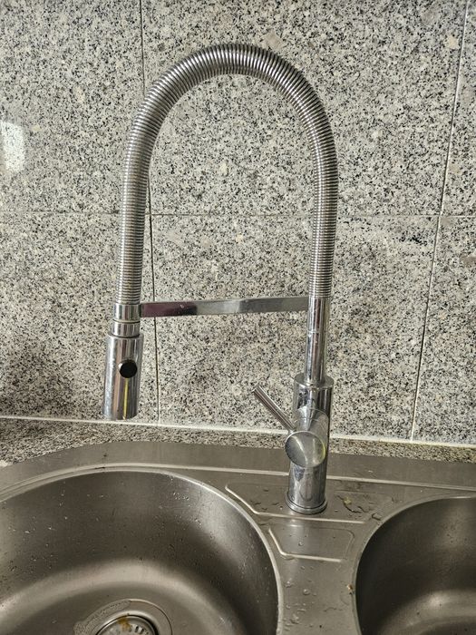 Torneira de bancada com chuveiro extraível cinza cromado