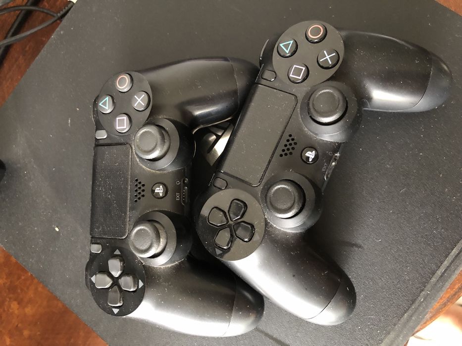 Ps4 Pro com 2 comandos
