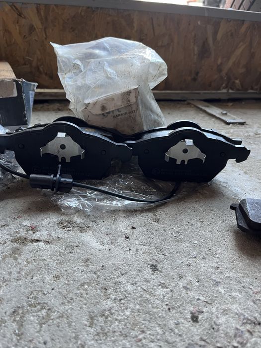 запчастини на пасат б5+ передні гальмівні колодки;свічки розжарювання