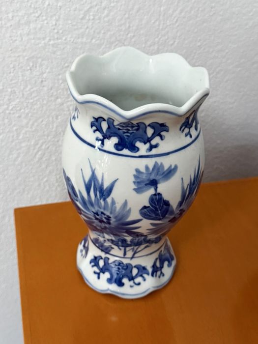 Vaso Decorativo em Porcelana Azul e Branca – Bom Estado