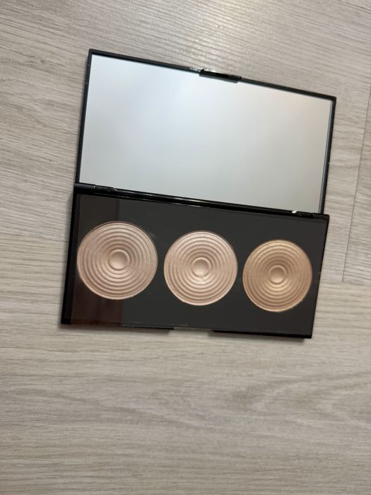 Paleta 3 rozświetlaczy Revolution NOWE