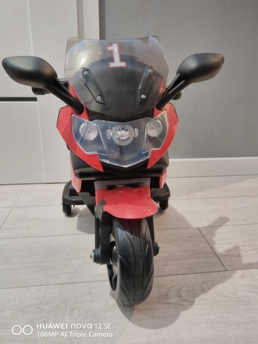 Czarno czerwony zabawkowy motor dla dzieci elektryczny