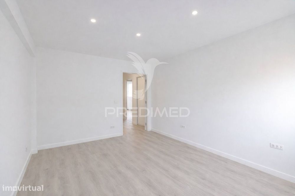 Apartamento T2 Totalmente Remodelado no Carregado