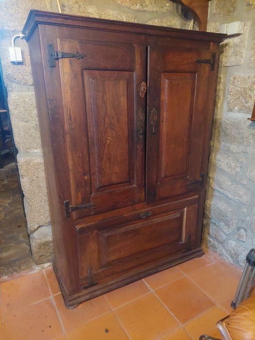 Armário louceiro em madeira maciça