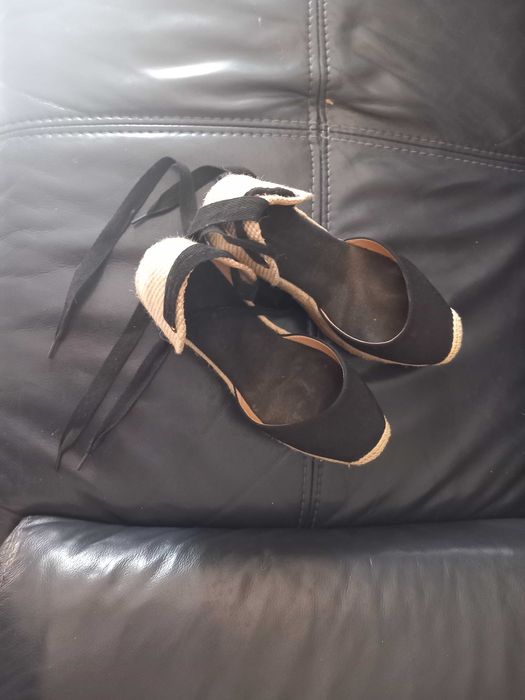 SAPATOS DIEKMAN PRETOS COM CUNHA E FITA