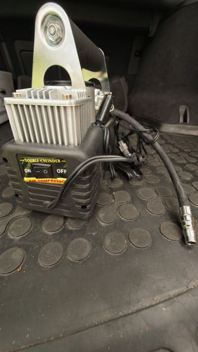 Mobilny kompresor samochodowy na 12 V