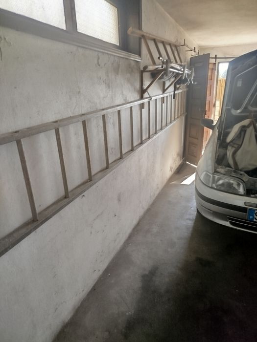 1 escada em alumínio de 6 metros 1 escadote de 2 metros e 1 escada e madeira nova de 2 metros...