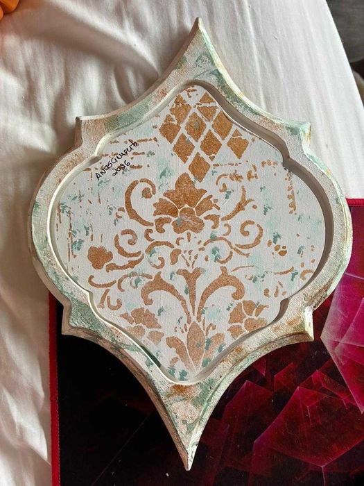 Uma moldura ornamental de inspiração clássica 20 cm x 28 cm (de bico a bico)