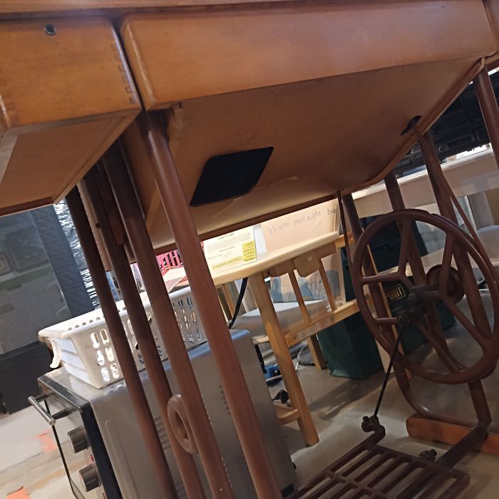 Maszyna do szycia Łucznik ze stołem zabytek