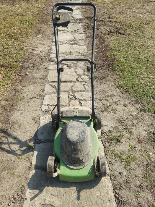 Sprzedam uszkodzoną kosiarke przyda się na części