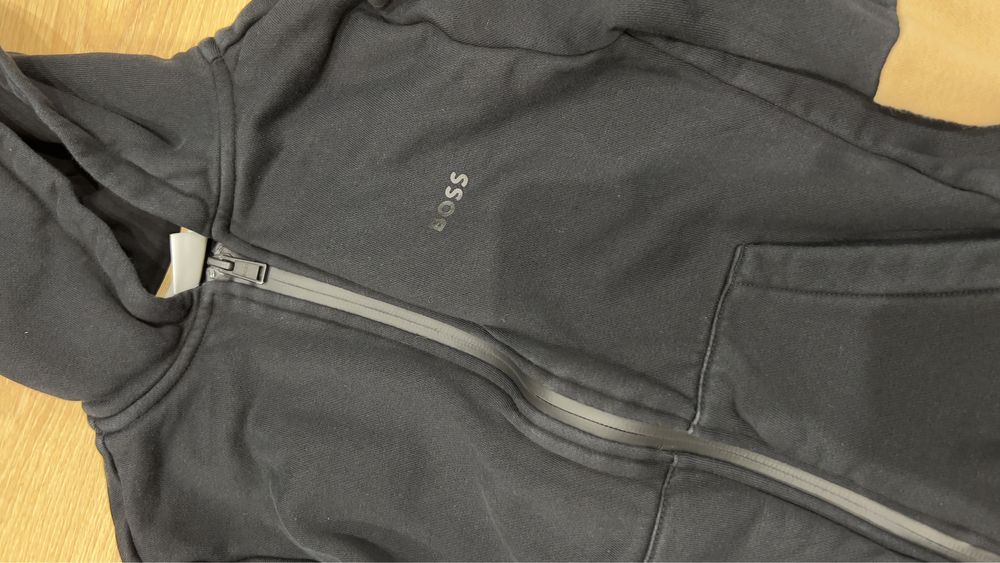 Dres Hugo Boss r 138