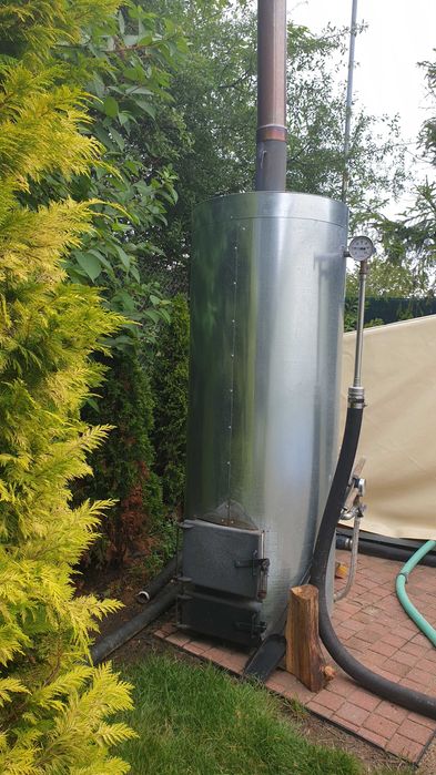 Piec na drewno do grzania wody w basenie.