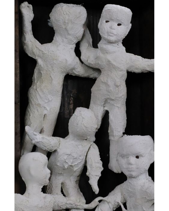 Białe istoty. Gips. Drewno. Rafał Rachański.