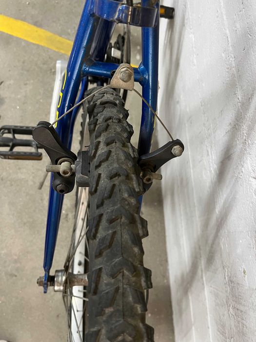 Bicicleta de montanha com cadeado e capacete, estado usado