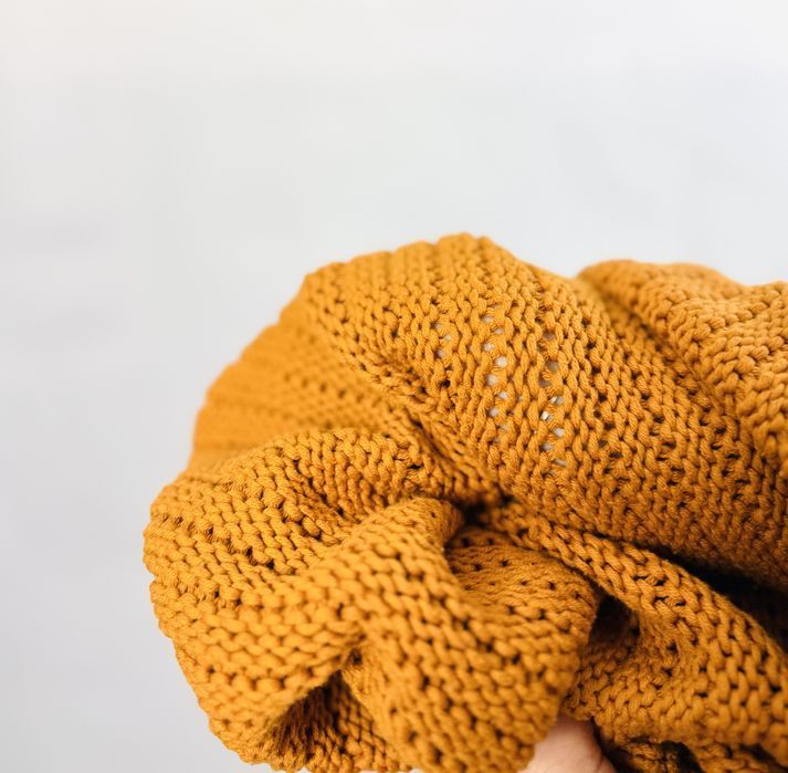 Złoty sweter ażurowy ze stójką XS 34