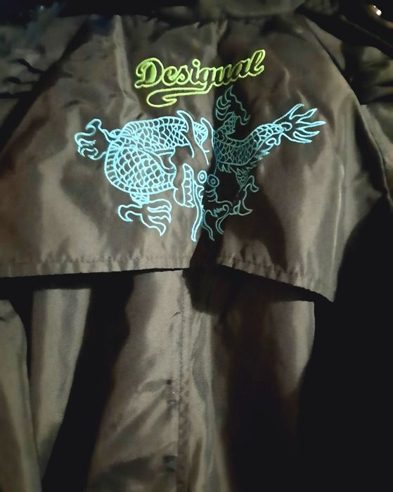 Gabardina preta e impermeável.