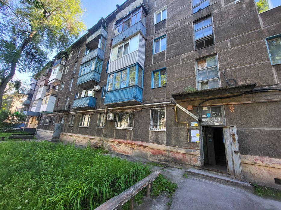 Продаётся 2-комнатная квартира под ремонт в хорошем районе города!