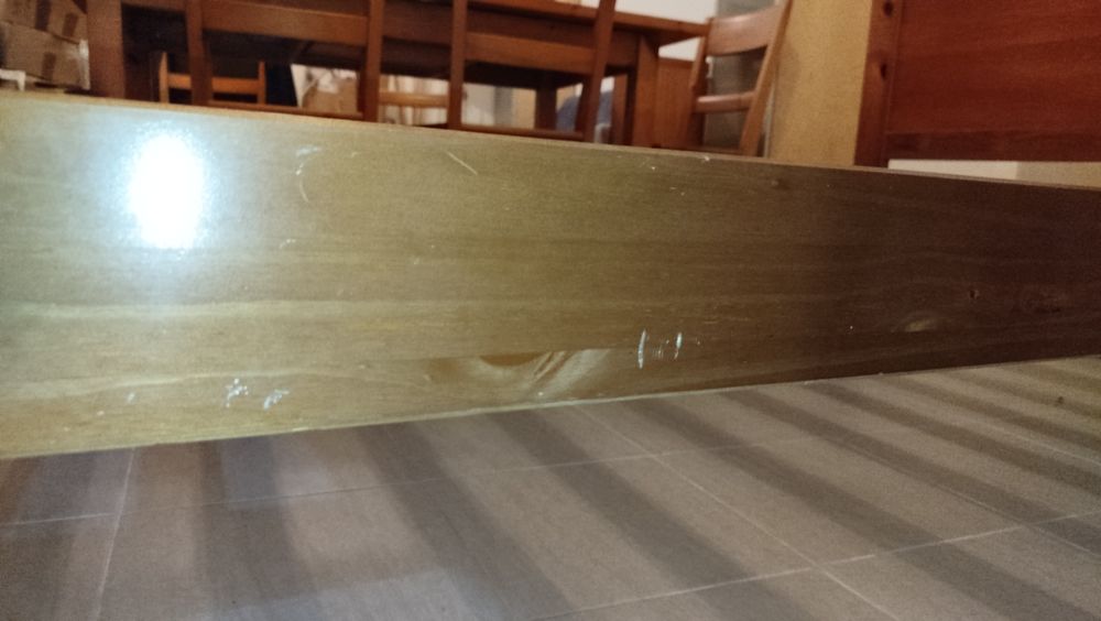 Cama de solteiro + mesa de cabeceira em madeira