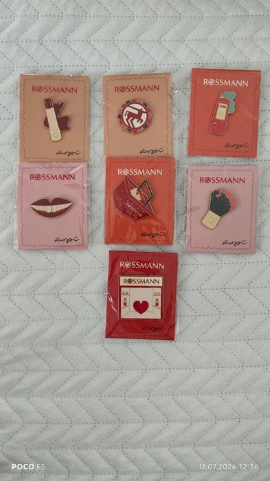 Przypinki Rossmann broszki
