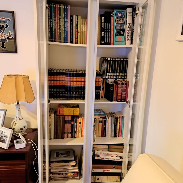 Estante com portas de vidro