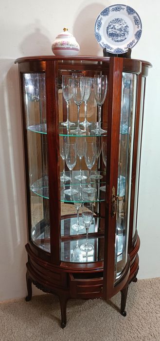 Vitrine /expositor meia-lua em mogno maciço espelhado com prateleiras