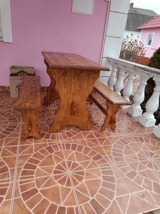 Стіл з лавками..
