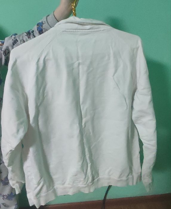 Біла кофта на замку