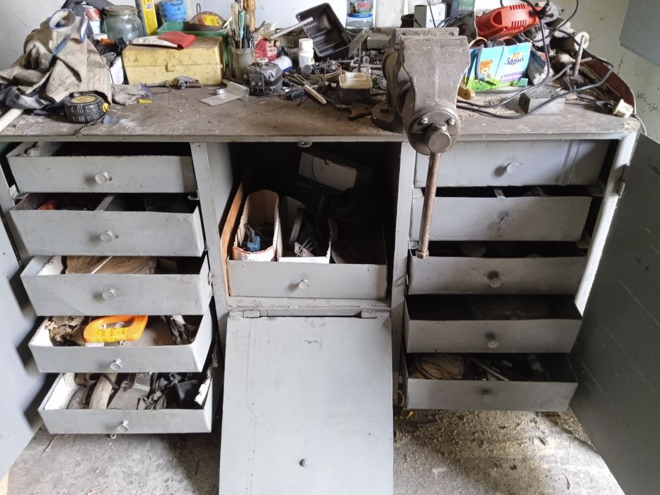 Стіл слюсарний з лещатами.